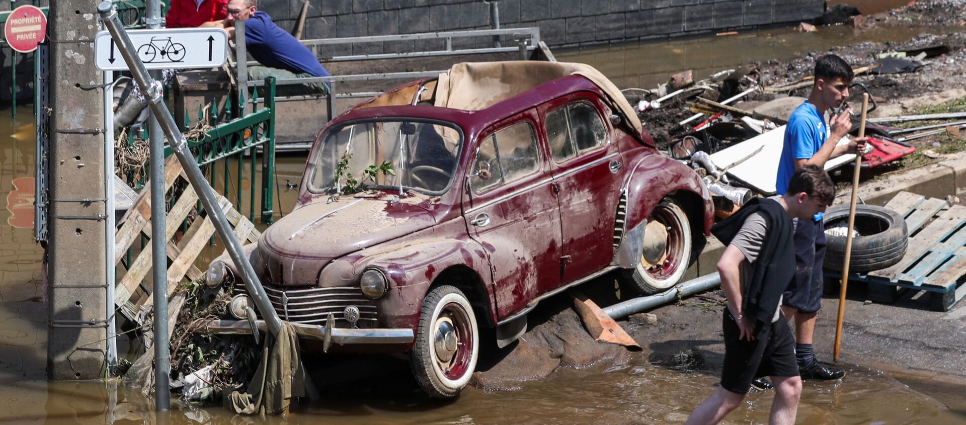 Поврежденный автомобиль после наводнения в Бельгии  - Sputnik Абхазия, 1920, 19.07.2021