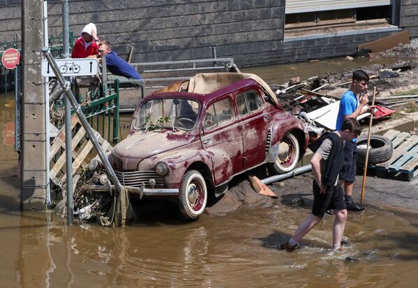 Поврежденный автомобиль после наводнения в Бельгии  - Sputnik Абхазия