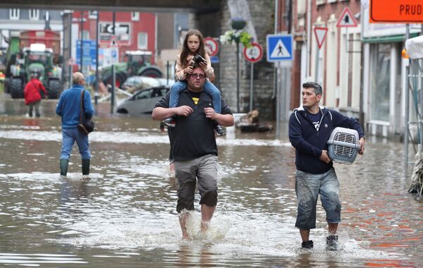 Люди на затопленных улицах Бельгии  - Sputnik Абхазия