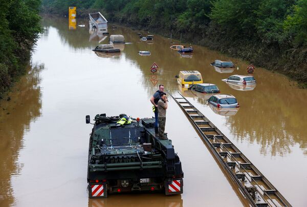 Полиция и сотрудник вооруженных сил на транспортное средство в воде в Германии  - Sputnik Абхазия