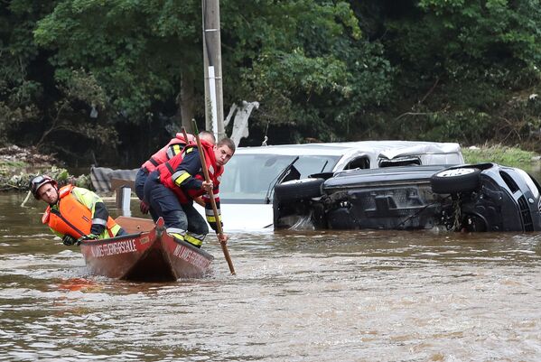 Австрии спасатели на лодке во время наводнения в Бельгии  - Sputnik Абхазия