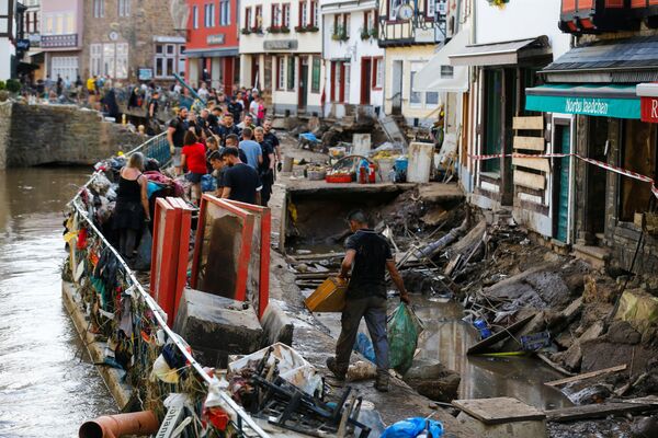Очистка улиц от разрушений после наводнения в Германии  - Sputnik Абхазия