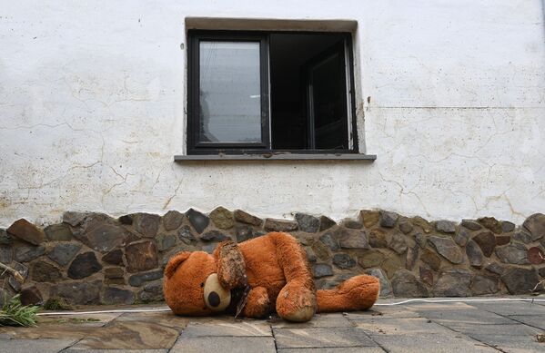 Покрытый грязью плюшевый медведь у дома после наводнения в Германии  - Sputnik Абхазия