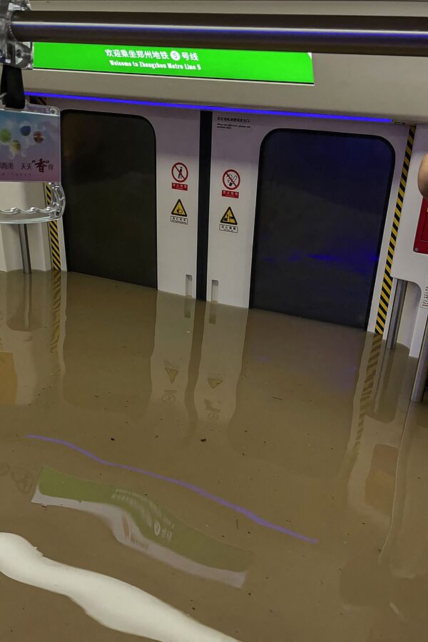 Затопленный вагон метро после проливных дождей в Чжэнчжоу, в провинции Китая Хэнань. - Sputnik Абхазия