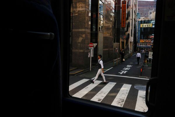 Мужчина переходит дорогу в Токио - Sputnik Абхазия