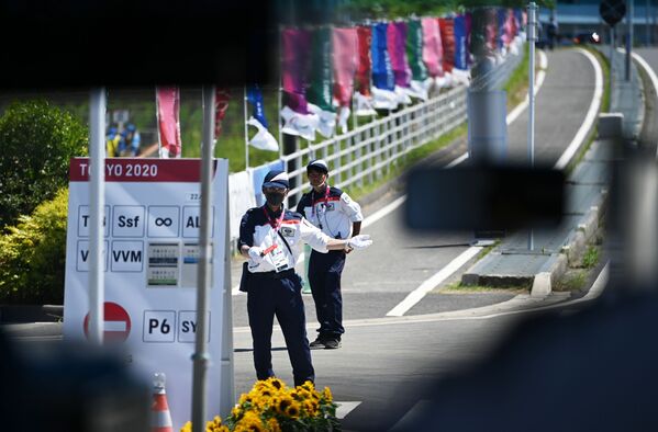 Сотрудники службы безопасности на контрольно-пропускном пункте на XXXII летних Олимпийских играх в Токио - Sputnik Абхазия