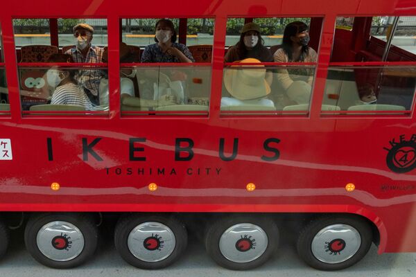Люди в туристическом автобусе в Токио  - Sputnik Абхазия