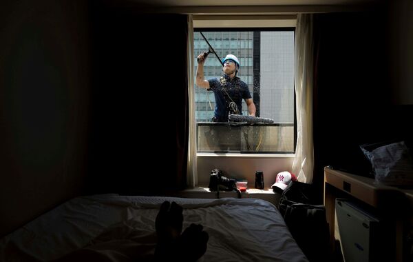 Фотограф на карантине снимает моющего окно отеля рабочего в Токио   - Sputnik Абхазия