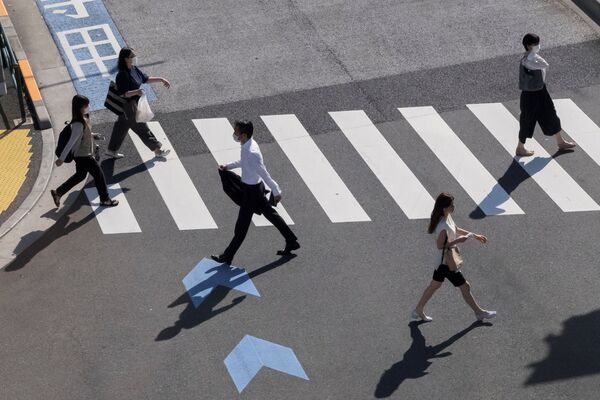 Люди переходят дорогу в Токио  - Sputnik Абхазия