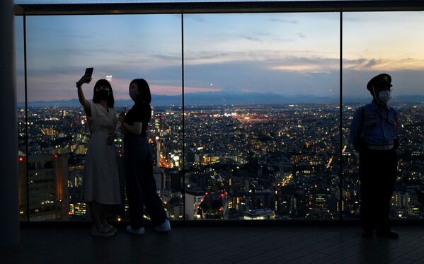 Люди в обсерватории Shibuya в Токио  - Sputnik Абхазия
