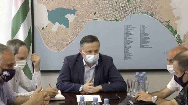 Мэр Сухума Беслан Эшба провел совещание в связи с неблагополучной ситуацией по коронавирусной инфекции.  - Sputnik Абхазия