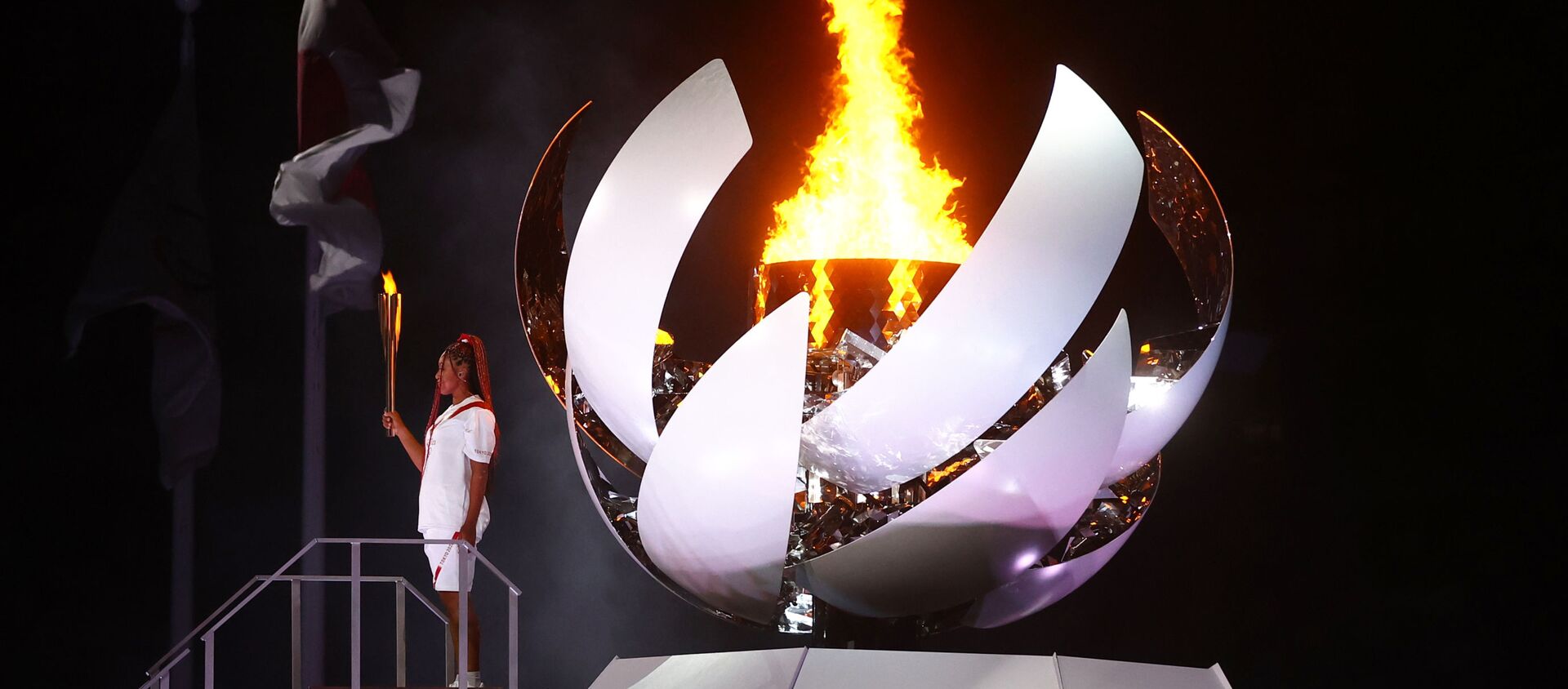 Наоми Осака из Японии держит олимпийский факел после зажжения олимпийского котла на церемонии открытия  - Sputnik Абхазия, 1920, 24.07.2021