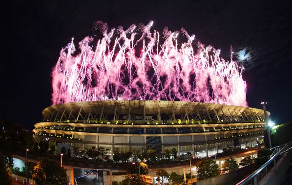Салют над Национальным олимпийским стадионом на церемонии открытия XXXII летних Олимпийских игр в Токио. - Sputnik Абхазия