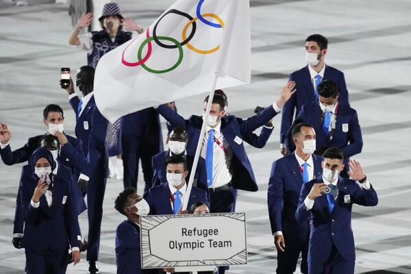  Юсра Мардини и Тачловини Габриесос из Олимпийской команды беженцев несут олимпийский флаг во время церемонии открытия, Япония. - Sputnik Абхазия