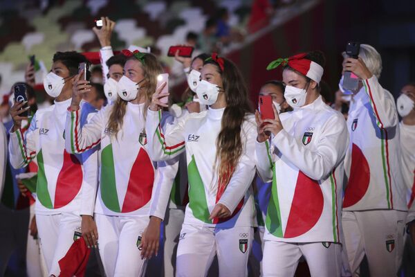 Сборная Италии прибывает на церемонию открытия Олимпийского стадиона на летних Олимпийских играх 2020. - Sputnik Абхазия