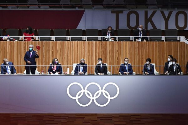 Члены МОК на церемонии открытия Олимпийских игр 2020 года в Токио. - Sputnik Абхазия