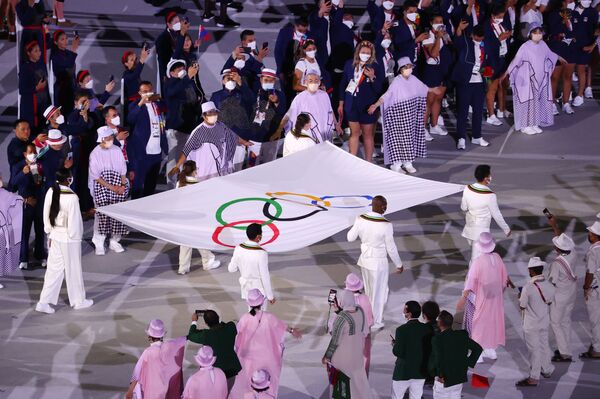 Вынос олимпийского флага на церемонии открытия XXXII летних Олимпийских игр в Токио. - Sputnik Абхазия