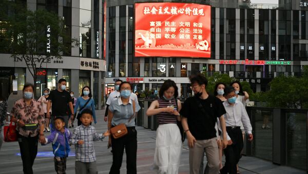 На этой фотографии, сделанной 2 июня 2021 года, на большом экране изображен пропагандистский лозунг: «Основные ценности социализма; процветание, демократия, вежливость, гармония, свобода, равенство, справедливость, верховенство закона, патриотизм, преданность делу, порядочность, дружба. , в торговом центре в Пекине. - Китай усиливает пропагандистскую кампанию в преддверии 100-летнего юбилея правящей Коммунистической партии 1 июля, с плакатами и рекламными щитами по всей стране, напоминающими гражданам о необходимости жить «цивилизованной» жизнью и подчиняться властям. - Sputnik Абхазия