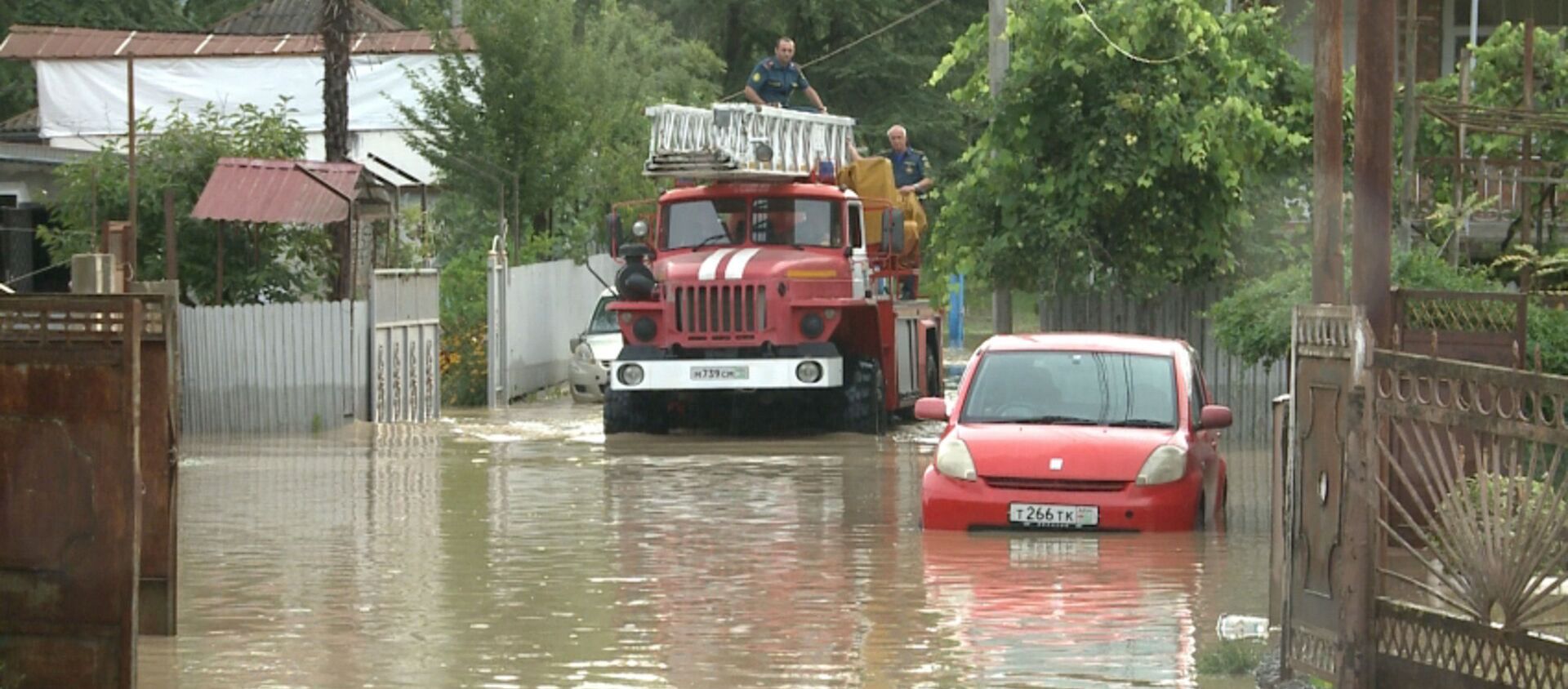 Затопленные дороги и дома  в Абхазии  - Sputnik Аҧсны, 1920, 27.07.2021