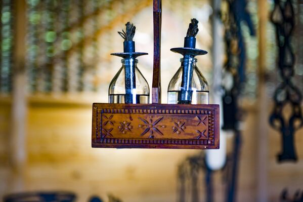 Масляные лампады на деревянной подставке в апацхе.
 
 - Sputnik Абхазия