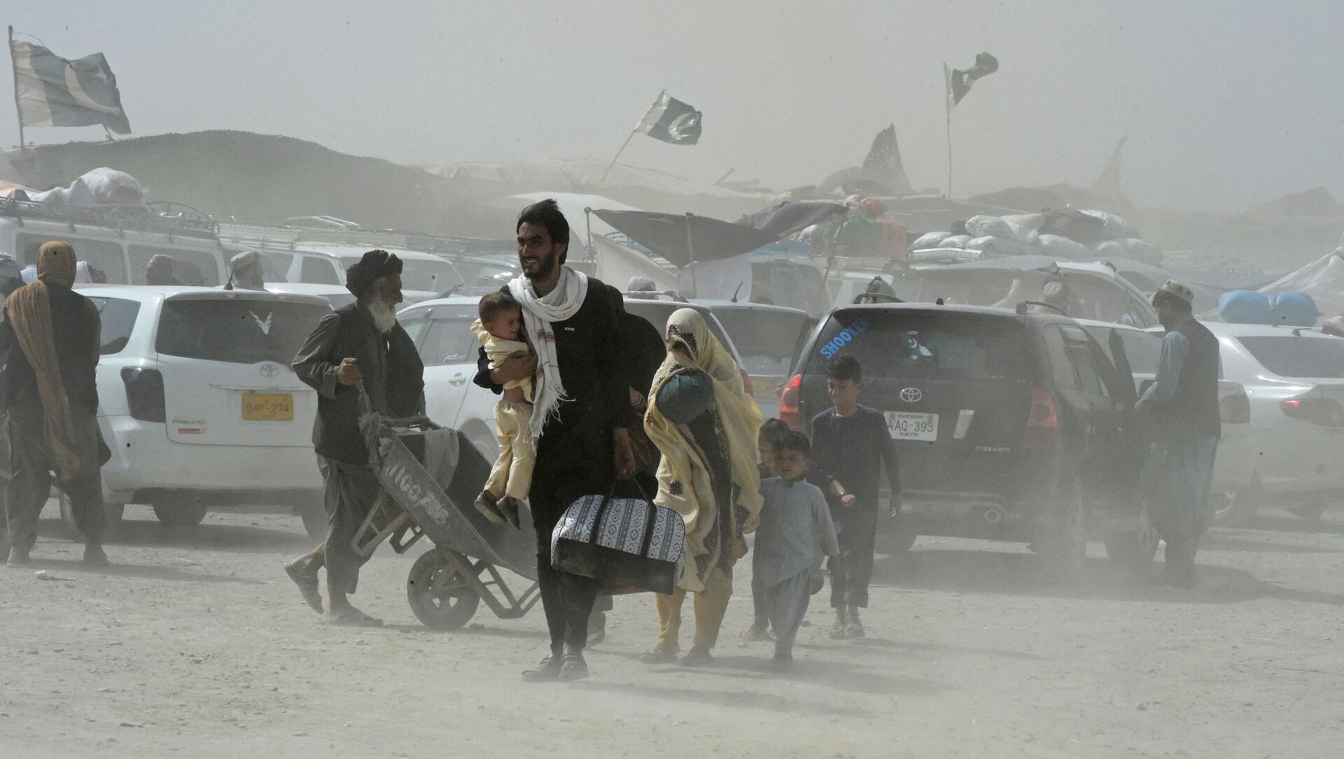Пакистанцы возвращаются из Афганистана после пересечения пограничного пункта в пакистанском городе Чаман - Sputnik Абхазия, 1920, 28.07.2021