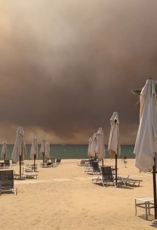 Дым от лесного пожара над пляжем в Манавгате, Анталия, Турция. - Sputnik Абхазия