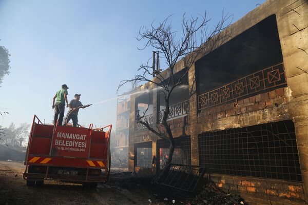 Пожарные охлаждают сгоревший в результате лесного пожара дом в Манагавте, Турция. - Sputnik Абхазия