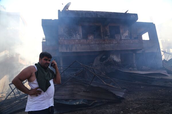 Житель Манавгата у сгоревшего в результате лесного пожара дома. - Sputnik Абхазия