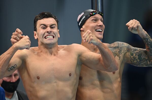 Члены сборной США по плаванию радуются победе в эстафете 4 х 100 метров вольным  стилем среди мужчин на Олимпийских играх в Токио - Sputnik Абхазия