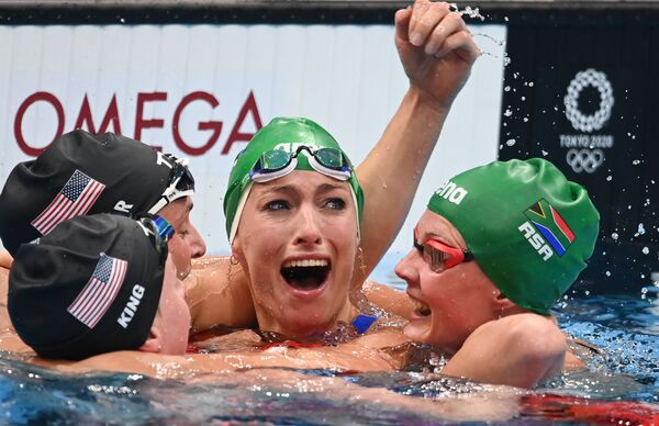 Спортсменки из США и ЮАР после финиша финального заплыва на 200 метров брассом среди женщин на летних Олимпийских играх в Токио - Sputnik Абхазия