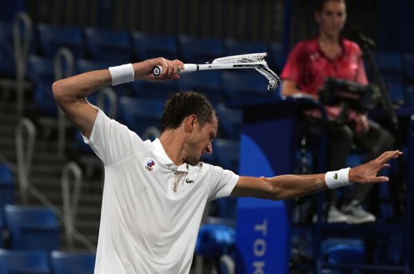 Российский теннисист Даниил Медведев ломает ракетку после матча на летних Олимпийских играх в Токио - Sputnik Абхазия