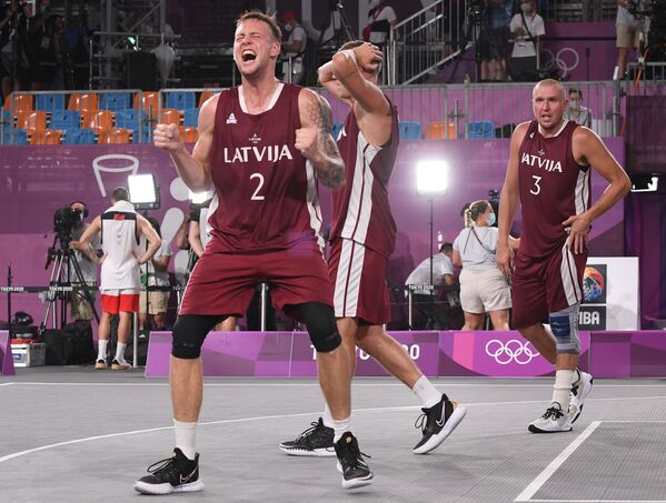Карлис Ласманис (Латвия) радуется победе в финале соревнований по баскетболу 3х3 м - Sputnik Абхазия