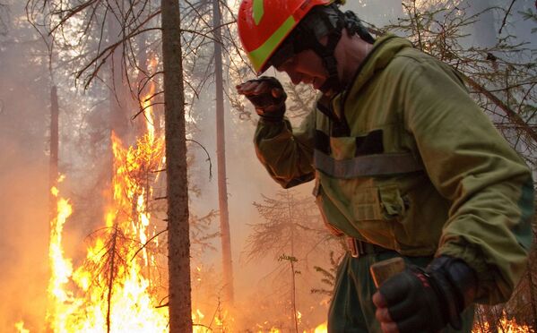 Сотрудник Авиалесоохраны во время тушения лесного пожара в Якутии. - Sputnik Абхазия