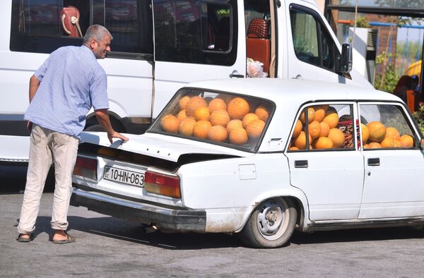Мужчина у автомобиля с дынями в Зангиланском районе. - Sputnik Абхазия