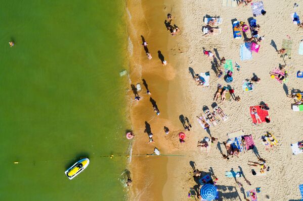 Отдыхающие на одном из пляжей в Анапе. Ежегодное цветение морских водорослей камка приходится на курортный сезон. - Sputnik Абхазия