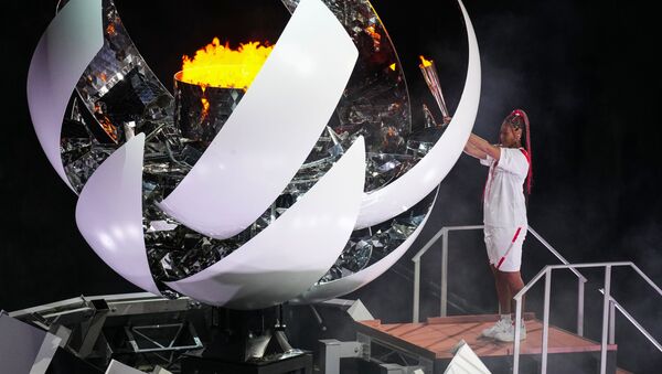 Теннисистка Наоми Осака зажигает олимпийский огонь на церемонии открытия XXXII летних Олимпийских игр в Токио - Sputnik Абхазия