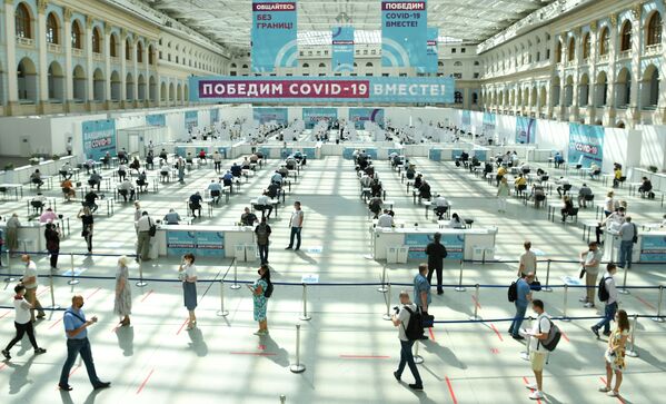 Посетители и медицинские сотрудники в центре вакцинации от COVID-19 в Гостином дворе в Москве.  - Sputnik Абхазия