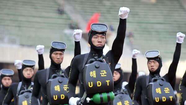 Южнокорейские военнослужащие во время репетиции парада по случаю 60-й годовщины Дня вооруженных сил в Сеуле  - Sputnik Абхазия
