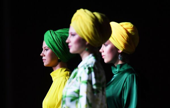 Показ коллекций одежды дизайнеров моды на Modest Fashion Day в рамках XII Международного экономического саммита Россия Исламский мир: KazanSummit. - Sputnik Абхазия