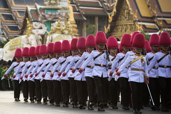 Парад королевской гвардии перед Большим дворцом в Бангкоке - Sputnik Абхазия