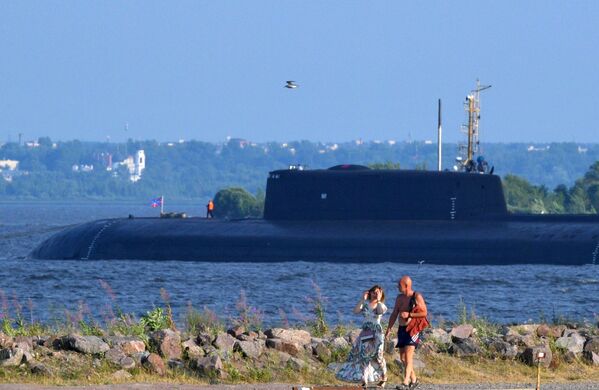 Подводная лодка Орел на рейде в Кронштадте в преддверии Дня ВМФ. - Sputnik Абхазия