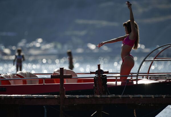 Девушка загорает на пляже в Судаке. - Sputnik Абхазия