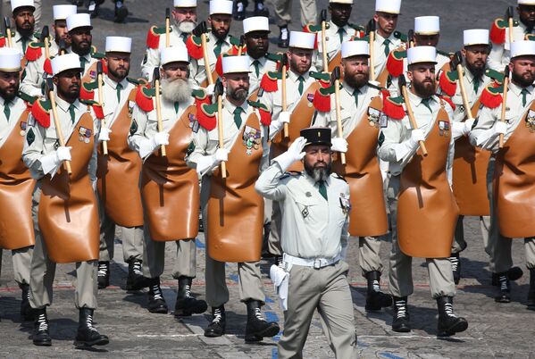 Французский иностранный легион во время ежегодного военного парада в честь Дня взятия Бастилии на Елисейских полях в Париже - Sputnik Абхазия