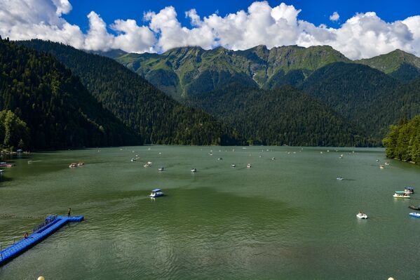 Озеро Рица постепенно очищается после загрязнения в результате оползня в горах Абхазии. - Sputnik Абхазия