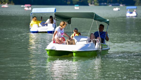 Туристы в Рицинском реликтовом национальном парке Абхазии  - Sputnik Абхазия