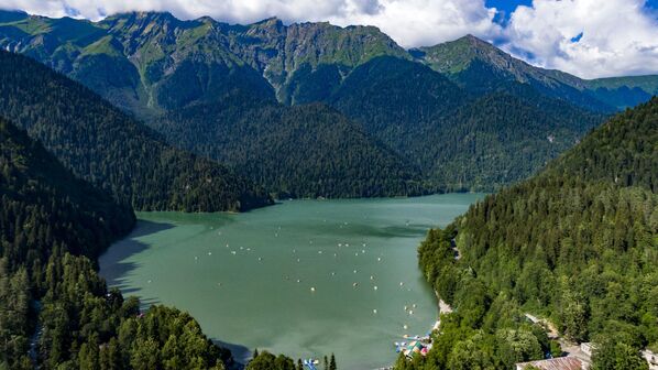 Рица - одна из визитных карточек Абхазии. Озеро расположено на высоте 950 метров над уровнем моря в бассейне реки Бзыбь. Длина озера – два с половиной километра, а глубина -131 метр. - Sputnik Абхазия