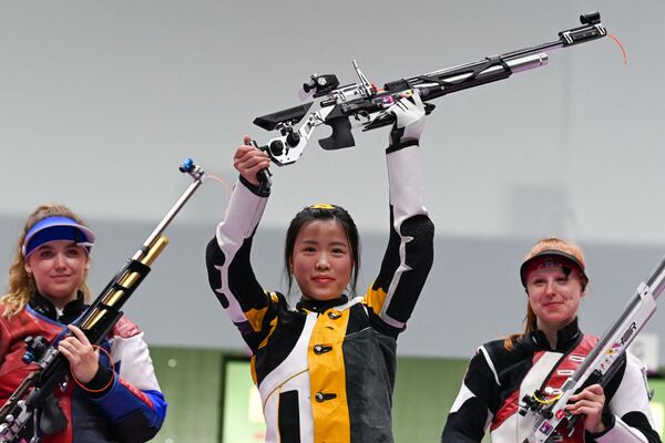 Китаянка Yang Qian после победы в финале соревнований по стрельбе из пневматической винтовки на XXXII летних Олимпийских играх в Токио. - Sputnik Абхазия
