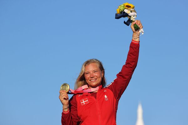Золотая медалистка из Дании Анн-Мари Риндом празднует победу на ОИ в Токио. - Sputnik Абхазия
