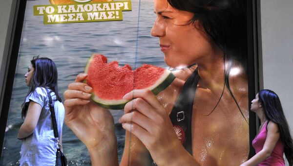 Плакат с девушкой с арбузом в Греции  - Sputnik Абхазия