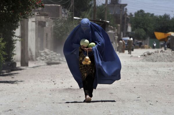 Афганская женщина с арбузами в Джелалабаде - Sputnik Абхазия
